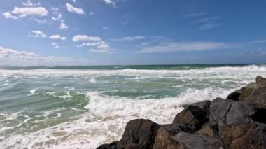 Güçlü dalgalar kayalık kıyı şeridine çarpıyor