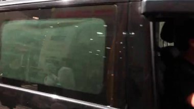 Yoğun bir kavşakta insanlar ve araçlar