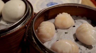 Bambu tencerelerinde çeşitli Dim Sum tabakları.