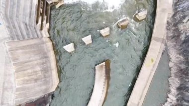 Barajın üzerinden akan sular nehrin aşağısına taşar.