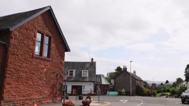 Tarihi barları ve evleri olan büyüleyici bir sokak manzarası