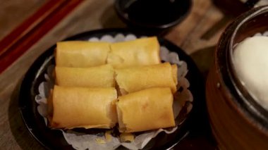 Bambu tencerelerinde çeşitli Dim Sum tabakları.