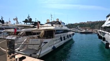 Monte Carlo limanına demirlemiş yatlar