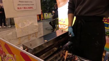 Tezgahta peynirli krep hazırlamak ve pişirmek.