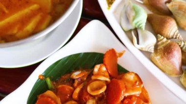 Ao Nang restoranında çok lezzetli Tayland yemekleri servis ediliyor.