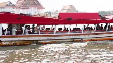 Yolcu gemisi Bangkok tapınağından geçiyor.