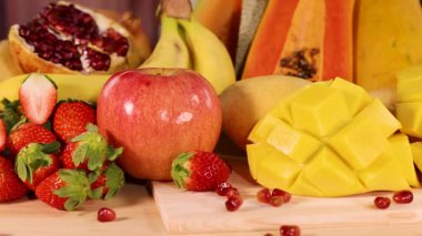 Canlı, taze, dilimlenmiş meyveler.