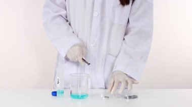 Bakır sülfat ve demir arasındaki kimyasal reaksiyonu gösteriyor.