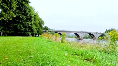 Tarihi bir taş köprünün huzurlu manzarası