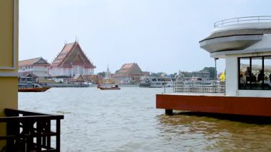 Bangkok, Tayland 'da nehir boyunca seyahat eden bir tekne.