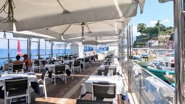 Deniz manzaralı ve tekneli yemek salonu.