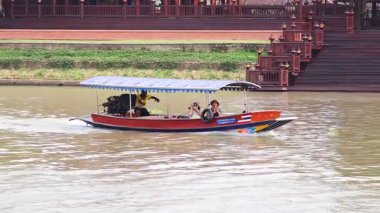 Turistler Ayutthaya 'da tekne turunun keyfini çıkarıyorlar