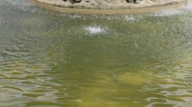 Süslü çeşmenin ayrıntılı bir görünümü