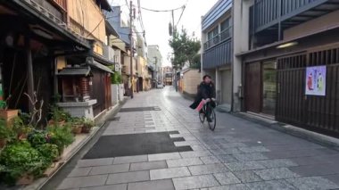 Geleneksel bir ara sokakta sakin bir yürüyüş..