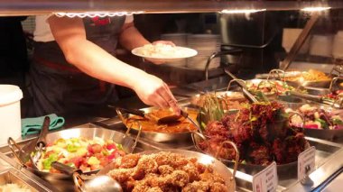 Melbourne pazarında elle servis edilen yiyecekler