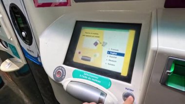 Paris otomatından bilet alan kişi