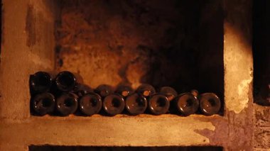 Loş bir mahzende şarap şişeleri