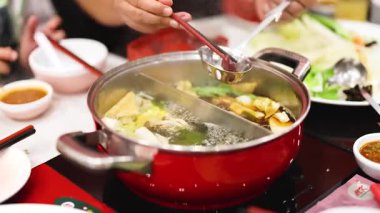 Birlikte güveç hazırlayıp, eğleniyoruz.