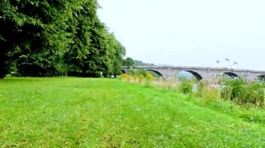 İskoçya 'daki yemyeşil ve tarihi köprü