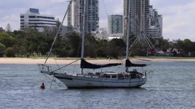 Yelkenli, şehrin ufuk çizgisiyle suları aşıyor.