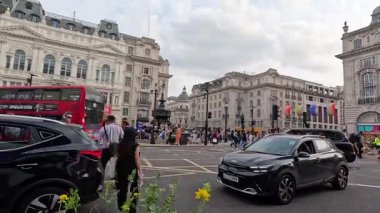 Yayalar ve araçlar Londra kavşağında.