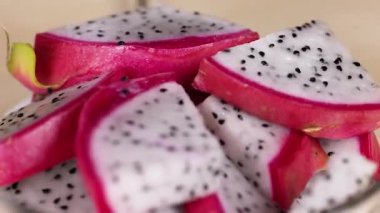 Dilimlenmiş ejderha meyvelerinin yakın plan görüntüsü