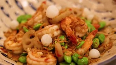 Sebzeli ve fasulyeli lezzetli karides.