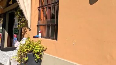 Bisikletçi manzaralı Saint Milyon Caddesi 'nde geziyor.