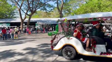 Chonburi hayvanat bahçesinde süslü arabalar ve kalabalık.