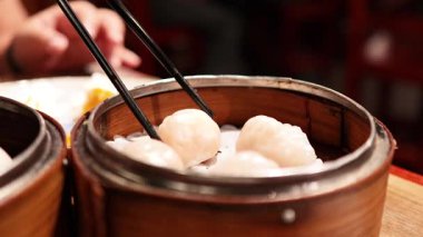 Çubuklar bambu budan hamur köftesi topluyor.