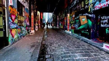 Kalabalık bir sokak arasında renkli sokak sanatı