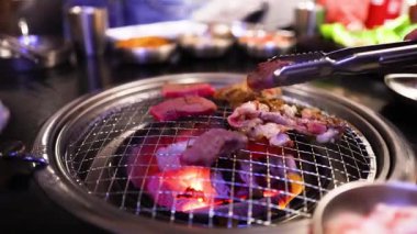 Kore mangalında ızgara et.