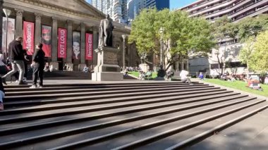 Melbourne Devlet Kütüphanesi 'nde insanlar ve mimari