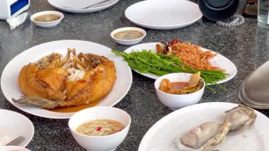 Lokantada servis edilen lezzetli deniz ürünleri.