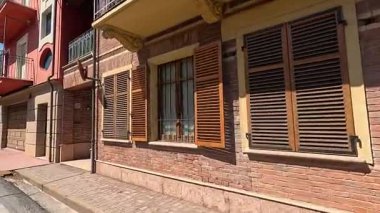 Ahşap garajlı ve bahçe manzaralı tuğla ev