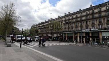 Yayaların ve trafik akışının olduğu şehir manzarası