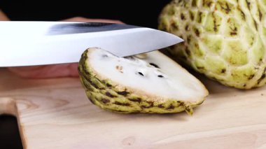 Bir elmayı bıçakla doğramak