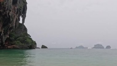 Turistler Krabi 'nin çarpıcı plajlarının ve uçurumlarının tadını çıkarıyorlar.