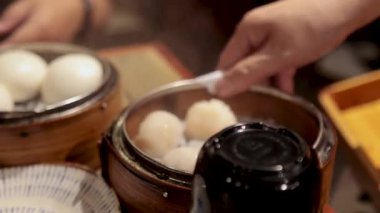 Bambu sepetinde servis edilen haşlanmış hamur köfteleri.