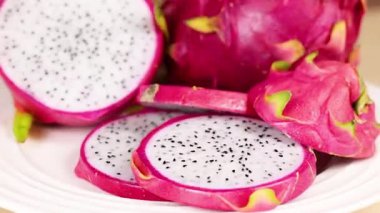 Dilimlenmiş ve tüm ejderha meyvesi sergileniyor.