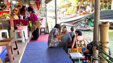 Bangkok 'un yüzen pazarında canlı etkileşimler