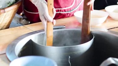 Erişteli bir kaseye et suyu döküyorum.