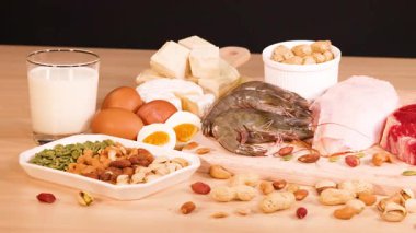 Bir masaya dizilmiş protein kaynaklarının çeşitliliği