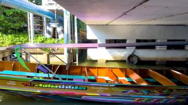 Renkli tekne köprünün altındaki kanalda geziniyor