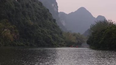 Bereketli dağlardan akan sakin bir nehir.