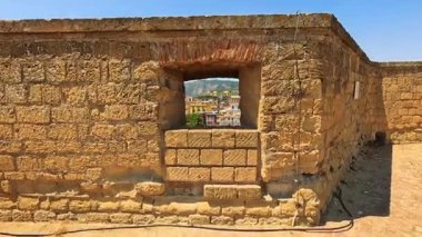 Napoli, İtalya 'daki antik taş pencereden bak