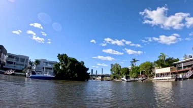 Kanal boyunca huzurlu bir tekne yolculuğu.