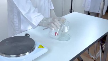 Bilim adamları sodyum asetat kristalizasyon sürecini gösteriyor