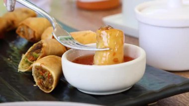 Tekrar tekrar sosa batırılmış börek.