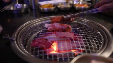 Restoranda biftek ve pastırma ızgarası.